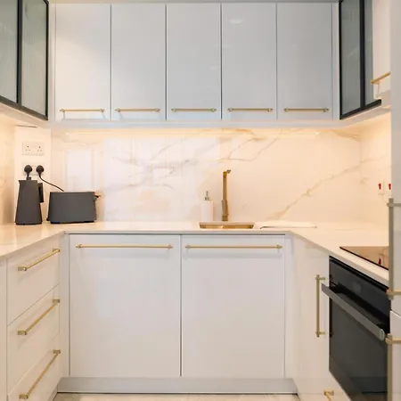 Superlative 24th Floor Mercury Tower 아파트