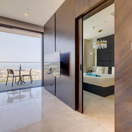 Superlative 24th Floor Mercury Tower Апартаменты *